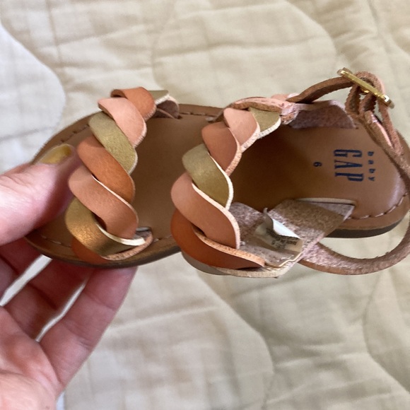 Gap * toddler size 6 neutral and pink sandle - Picture 5 of 6